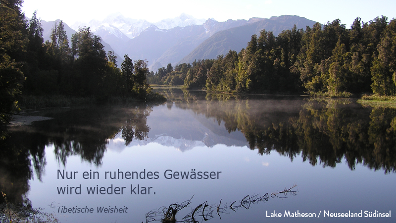 LICHTBLICK Foto Lake Matheson / Südinsel Neuseeland mit Spruch "Nur ein ruhendes Gewässer wird wieder still" Tibetisches Sprichwort
